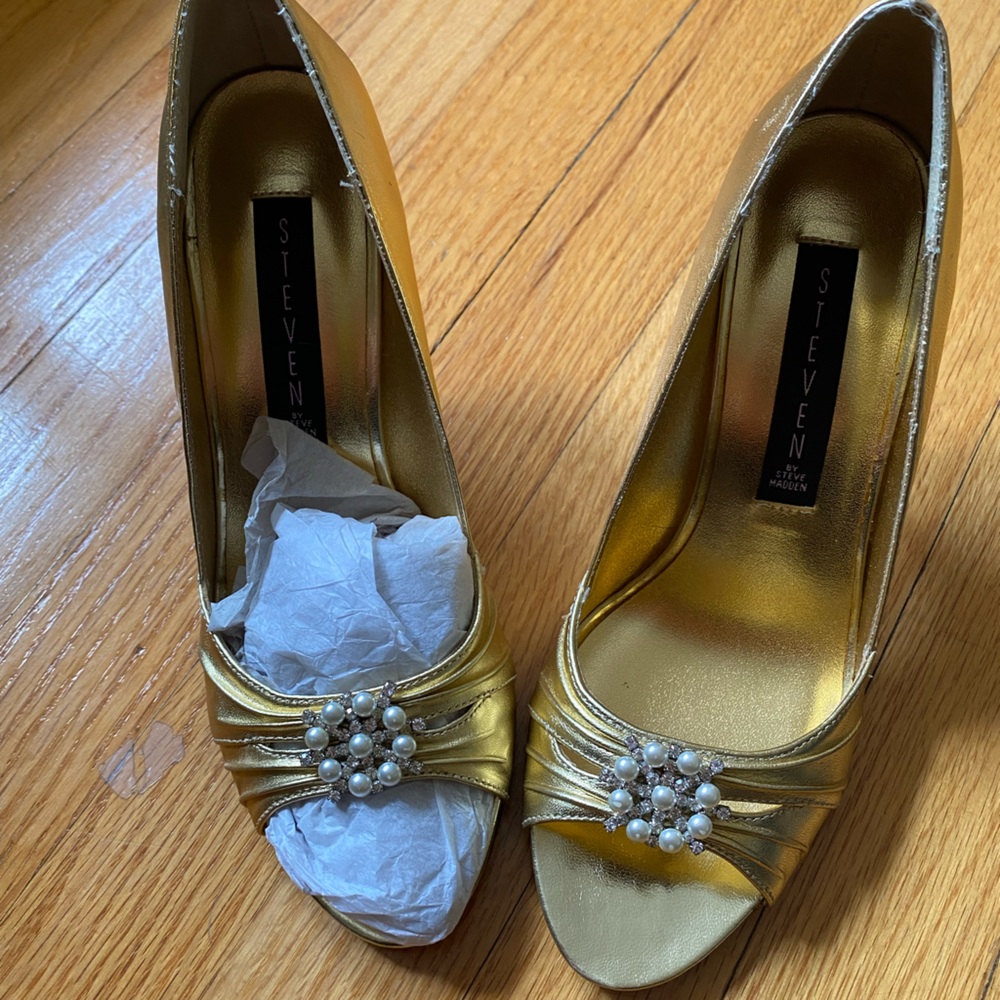 Steve Madden gold heels with pearl accent